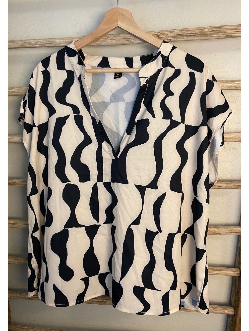 Black and White Abstract Pattern Short Sleeve Blouse
